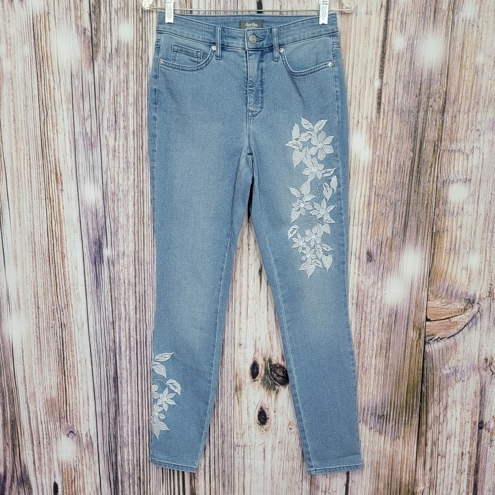 𝅺Martha Stewart Embroidered 5-Pocket Ankle Jeans - Picture 2 of 14